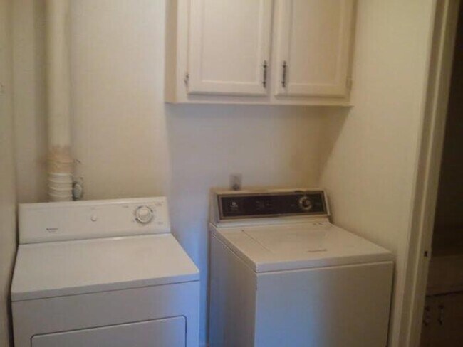 Foto del edificio - Pet Friendly 2 Bed, 2 Bath Brick Duplex : Easy to Qualify, Quiet Cul-de-Sac Location