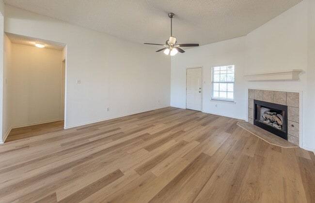 Building Photo - 3 Bed 2 Bath Move In Ready!