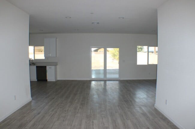 Foto del edificio - 7820 Bay Ave