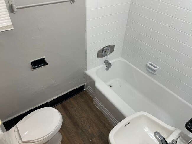 Foto del edificio - Westside/ Cassat Area 3/1 Single Family Home Available Now!