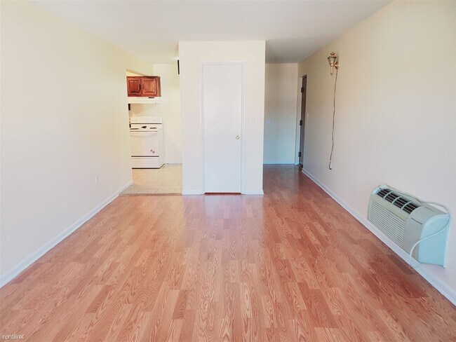 Building Photo - 1 br, 1 bath Condo - 12 Houston Ter