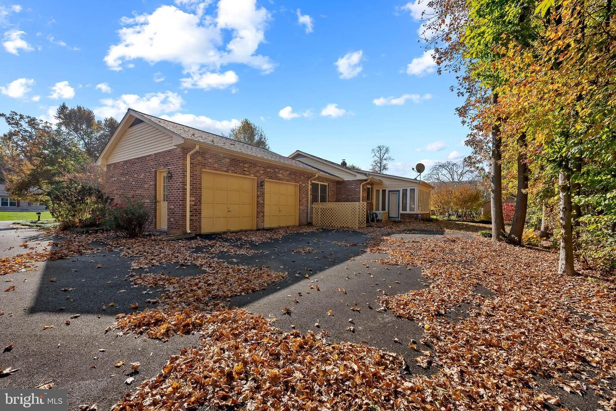 Primary Photo - 922 Sugar Pine Dr