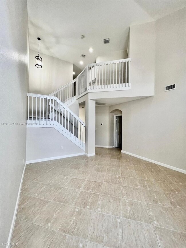 Building Photo - 3 br, 2.5 bath Townhome - 11190 NW 73rd Te...