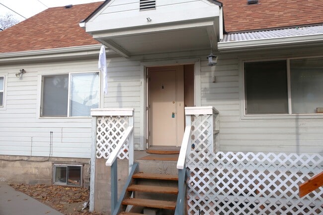 Building Photo - 412 Yakima St