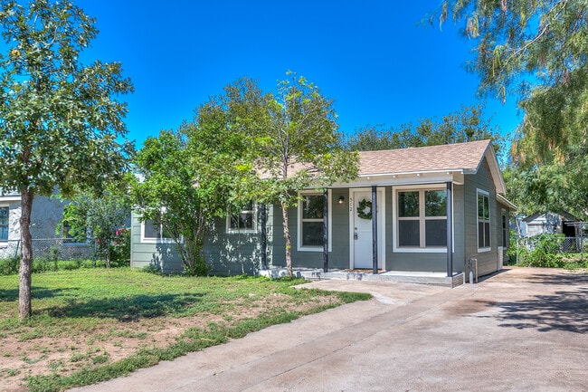 Building Photo - 512 E 18th St