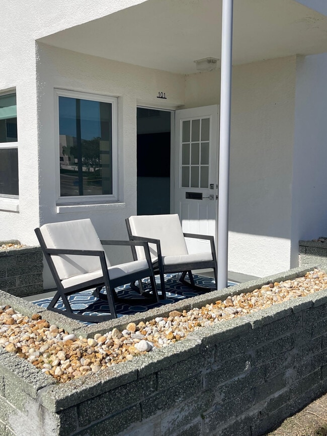 Building Photo - 499 1st St S