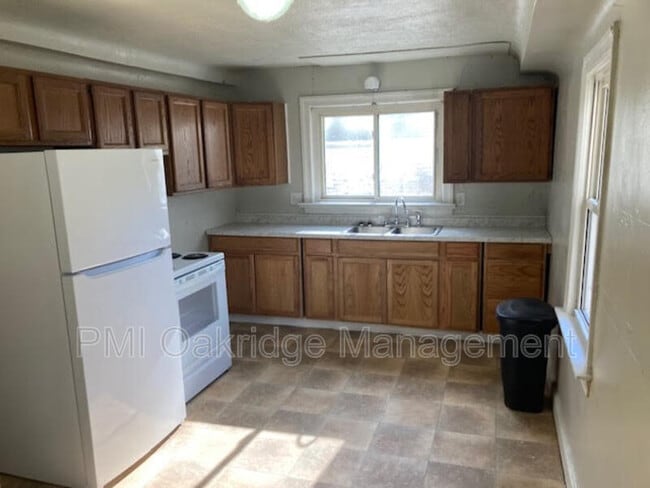 Building Photo - 906 Race Dr