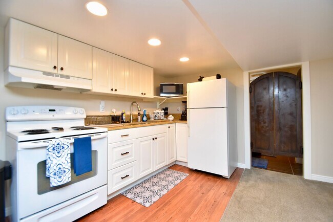 Foto del edificio - Great Basement Unit in Canyon Rim Neighborhood! All Utilities included!