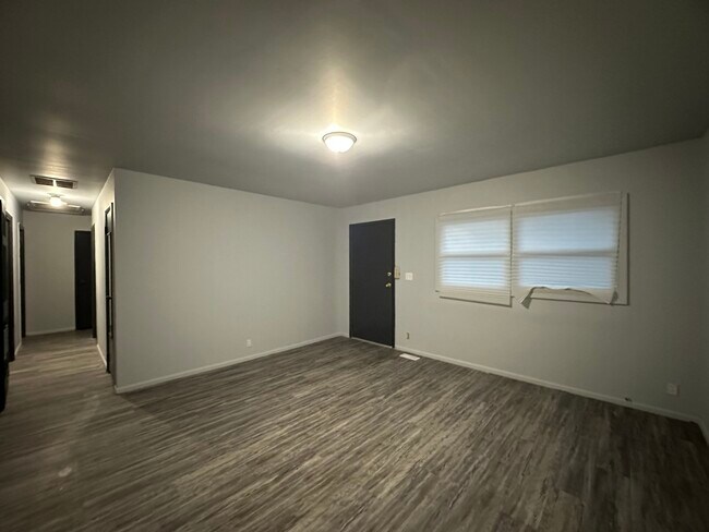 Building Photo - 911 Southmoor Dr