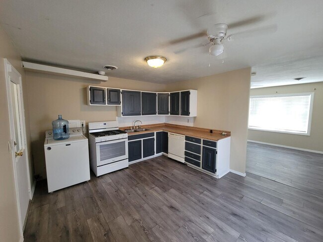Foto del edificio - 3-bedroom house available now