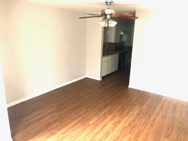 Foto del edificio - 908 N LBJ Dr