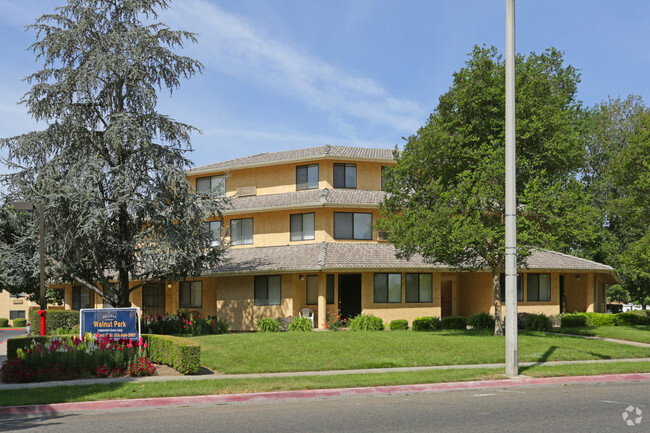 Building Photo - Walnut Park Apartment