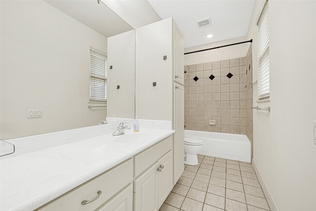 Building Photo - 2414 Calumet St
