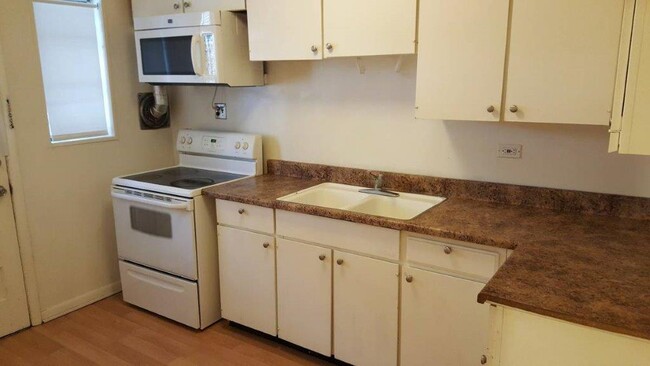 Kitchen - 739 N Linden Ave