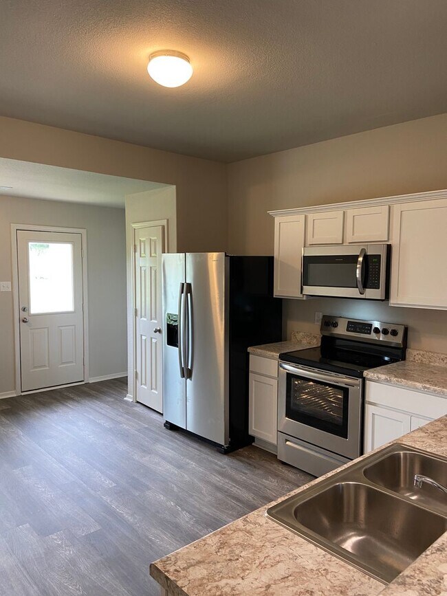 Foto del edificio - Four Bedroom | Two Bath Home in Fairview H...