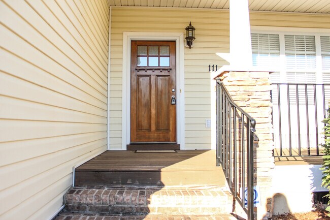 Foto del edificio - Price Improvement! Beautiful 3 Bedroom 2 B...
