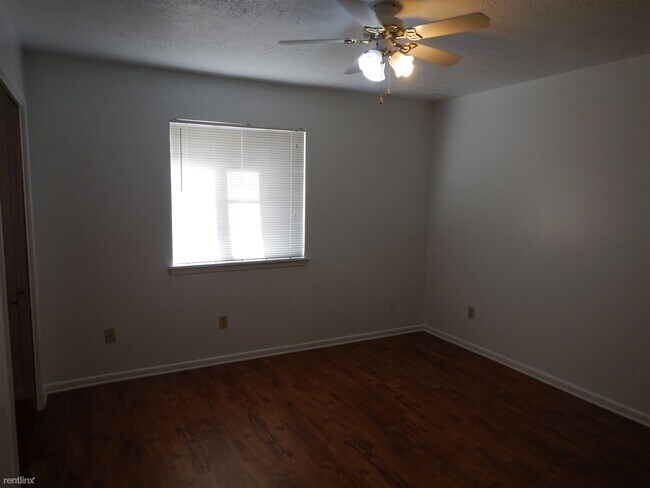 Foto del edificio - 2 br, 2 bath Duplex - 1601 George Bush Dr ...