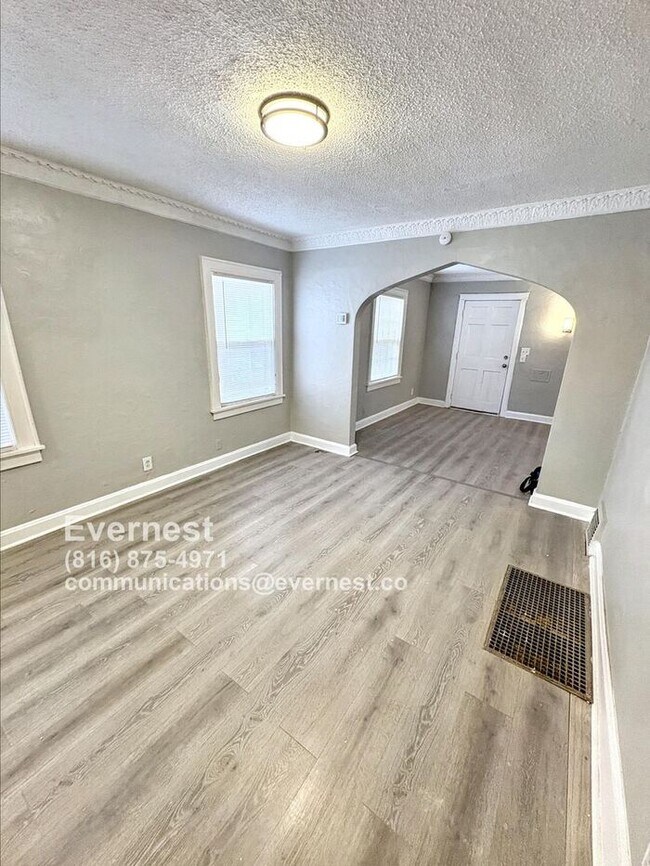 Foto del edificio - Charming 4-Bedroom Home with Finished Base...