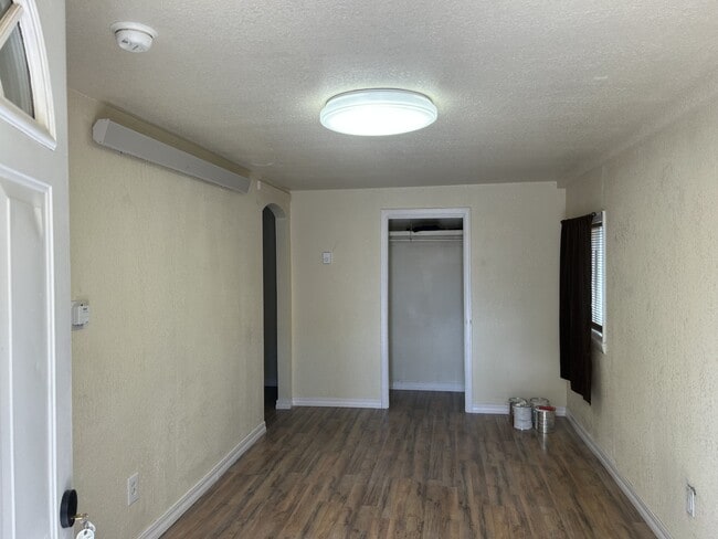 Foto del edificio - 2536 E 13th St