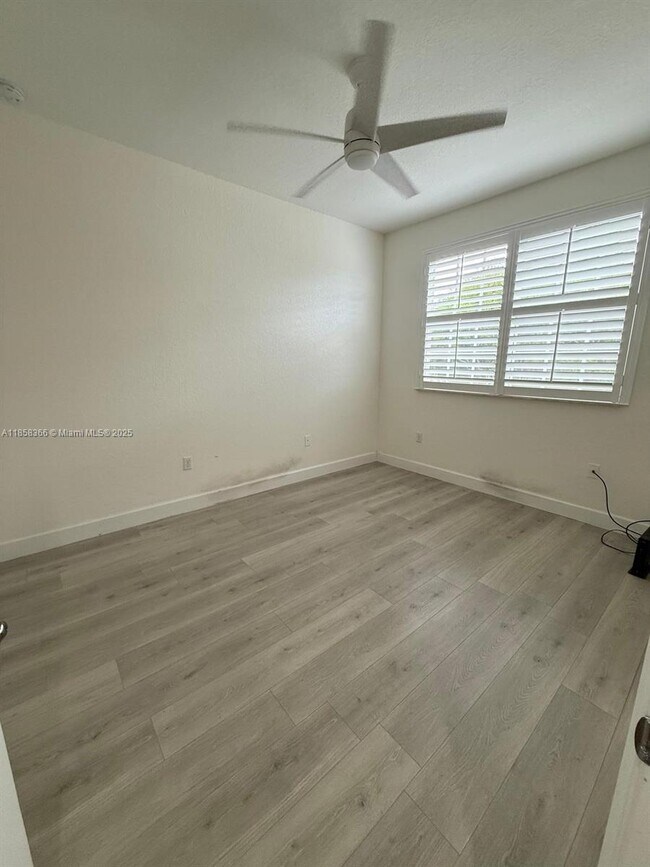 Foto del edificio - 705 SW 147th Ave