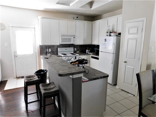 Foto del edificio - 3404 Orchid Trace Ln