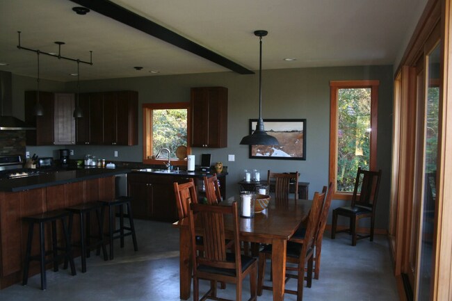 Building Photo - Spacious 3-Bedroom Haven with 2.5 Baths on...