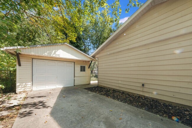 Foto del edificio - 3 BED / 1 BATH HOUSE IN URBANA WITH IN-UNI...