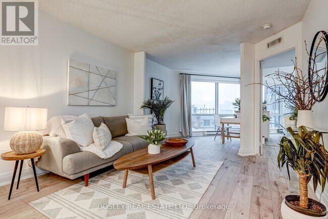 Photo du bâtiment - 1001 Bay St.