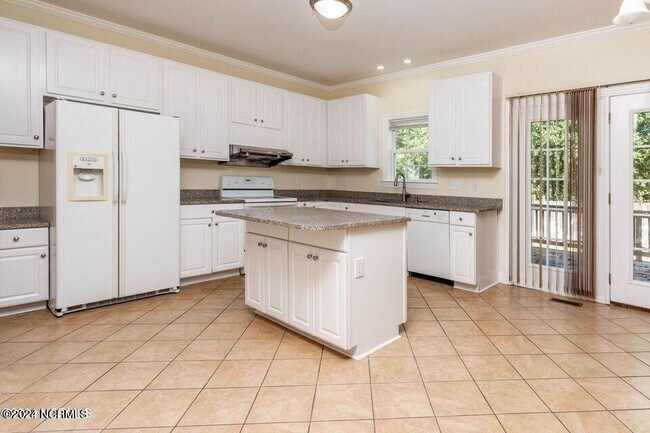 Building Photo - 205 E Baywood Ln