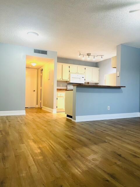 Building Photo - 1535 Meadows Cir W