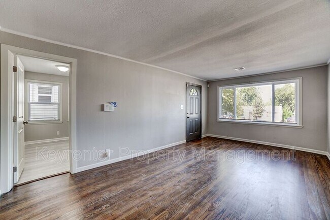 Foto del edificio - 6940 E 10th St