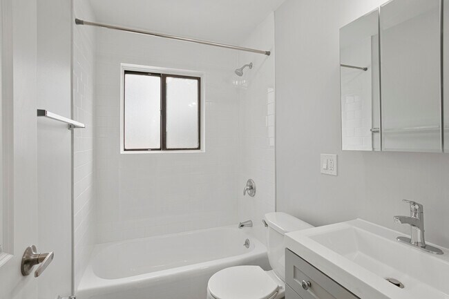 Foto del edificio - 6816 N Ridge Blvd