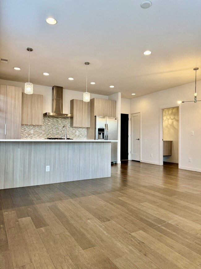 Kitchen and powder room - 3460 Albion St