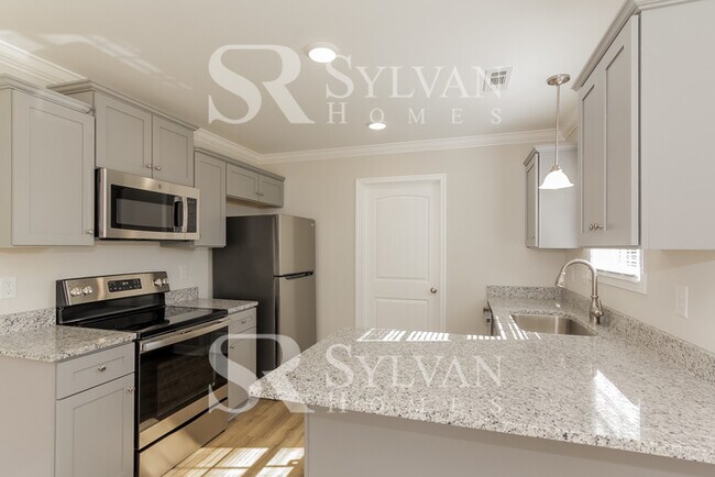 Foto del edificio - This charming home is ready for your personal touch!