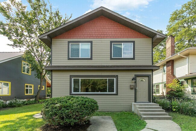 Foto del edificio - Updated 5 bedroom 2 bath single family house