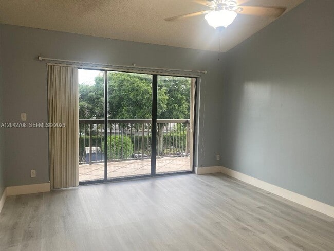Foto del edificio - 5641 Riverside Dr