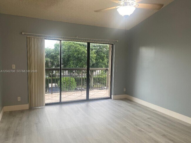Foto del edificio - 5641 Riverside Dr