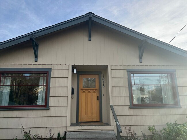 Foto del edificio - Beautifully updated 3 bed/2bath bungalow i...