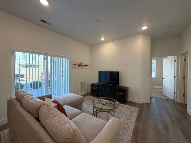 Building Photo - FULLY FURNISHED ONE BEDROOM FOR RENT IN DESERT COLOR!
