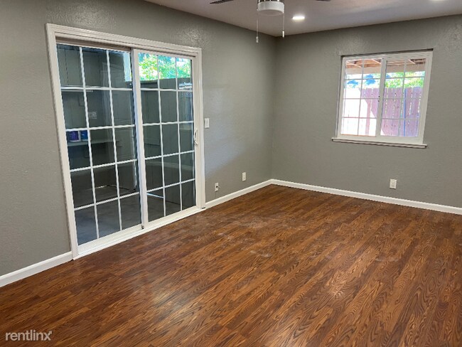 Building Photo - 1 br, 1 bath Townhome - 111 Austin Court U...