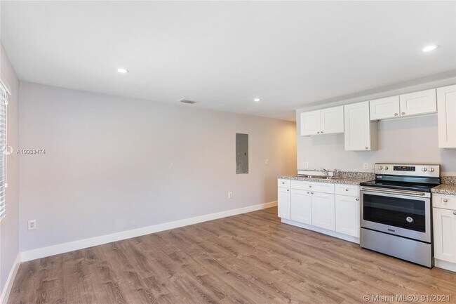 Foto del edificio - 2738 NW 28th St