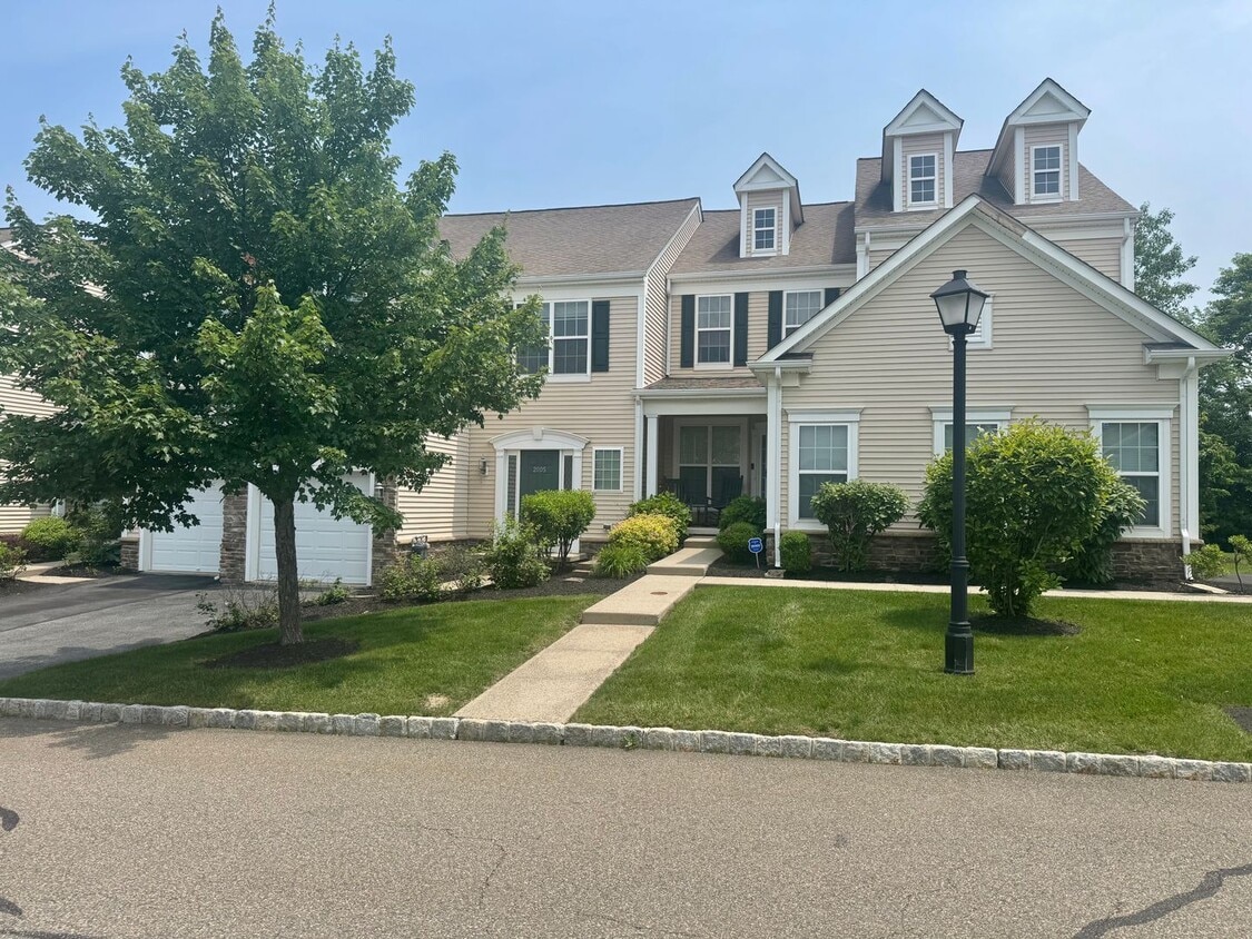 Primary Photo - Spacious 3BR/2.5BA Townhome in Desirable B...