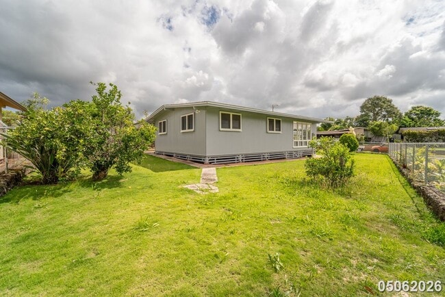 Building Photo - Available Now! 3 BD / 1.5 BA / 2 carport parking in Wahiawa