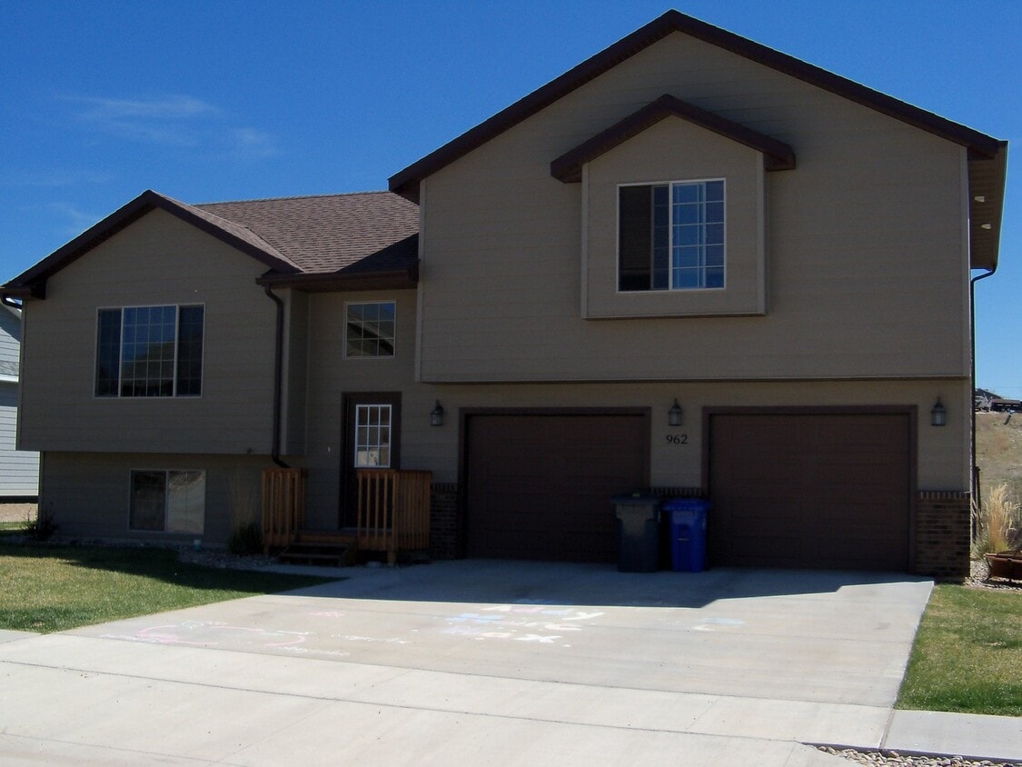 Primary Photo - 4 BEDROOM | 3 BATH | TRI-LEVEL HOUSE | RAP...