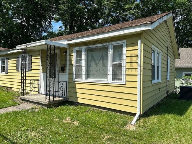 Foto del edificio - 2 bedroom / 1 bath 2700 Oakley KC MO -Fres...