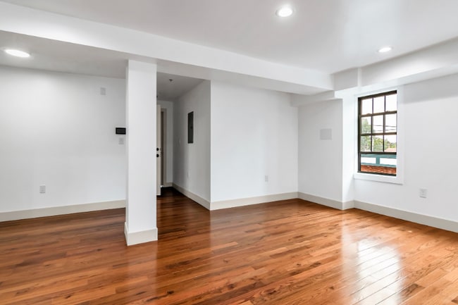 Building Photo - 2 Charles St