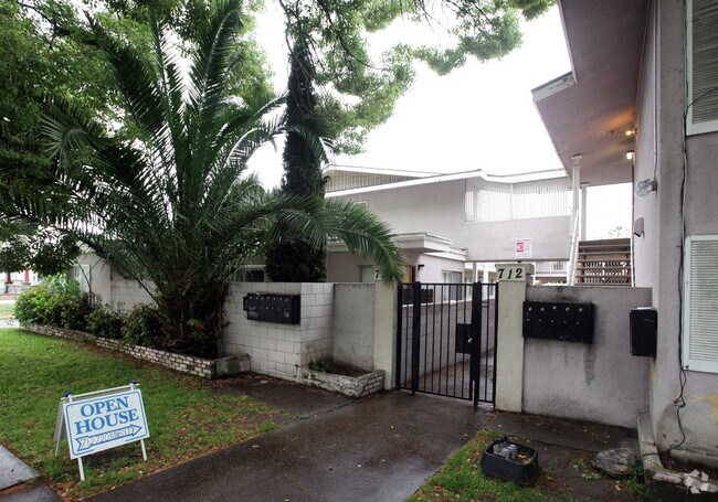 Foto del edificio - 712-720 E Kingsley Ave