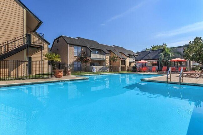 Foto del edificio - 2139 Lake Hills Dr