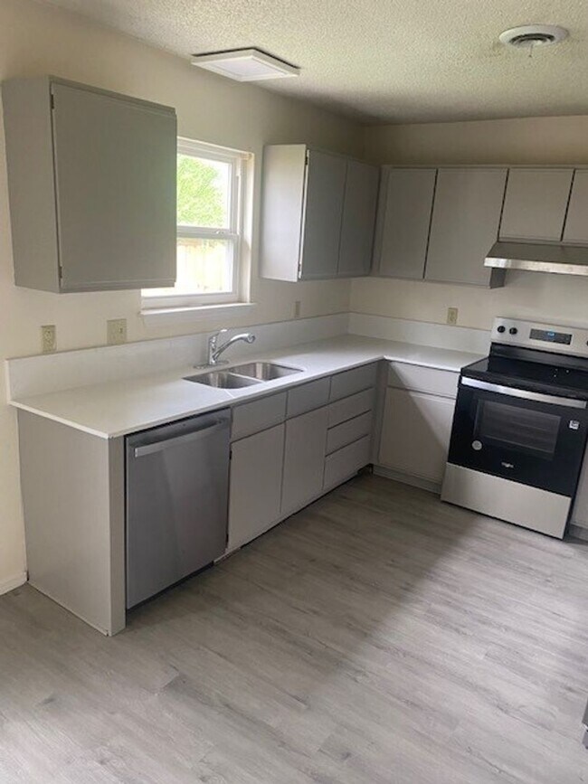 Building Photo - Remodeled 2 bed 1 bath in Fayetteville, 1 ...