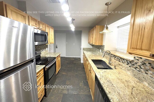 Building Photo - 7125 W Laurel Ln